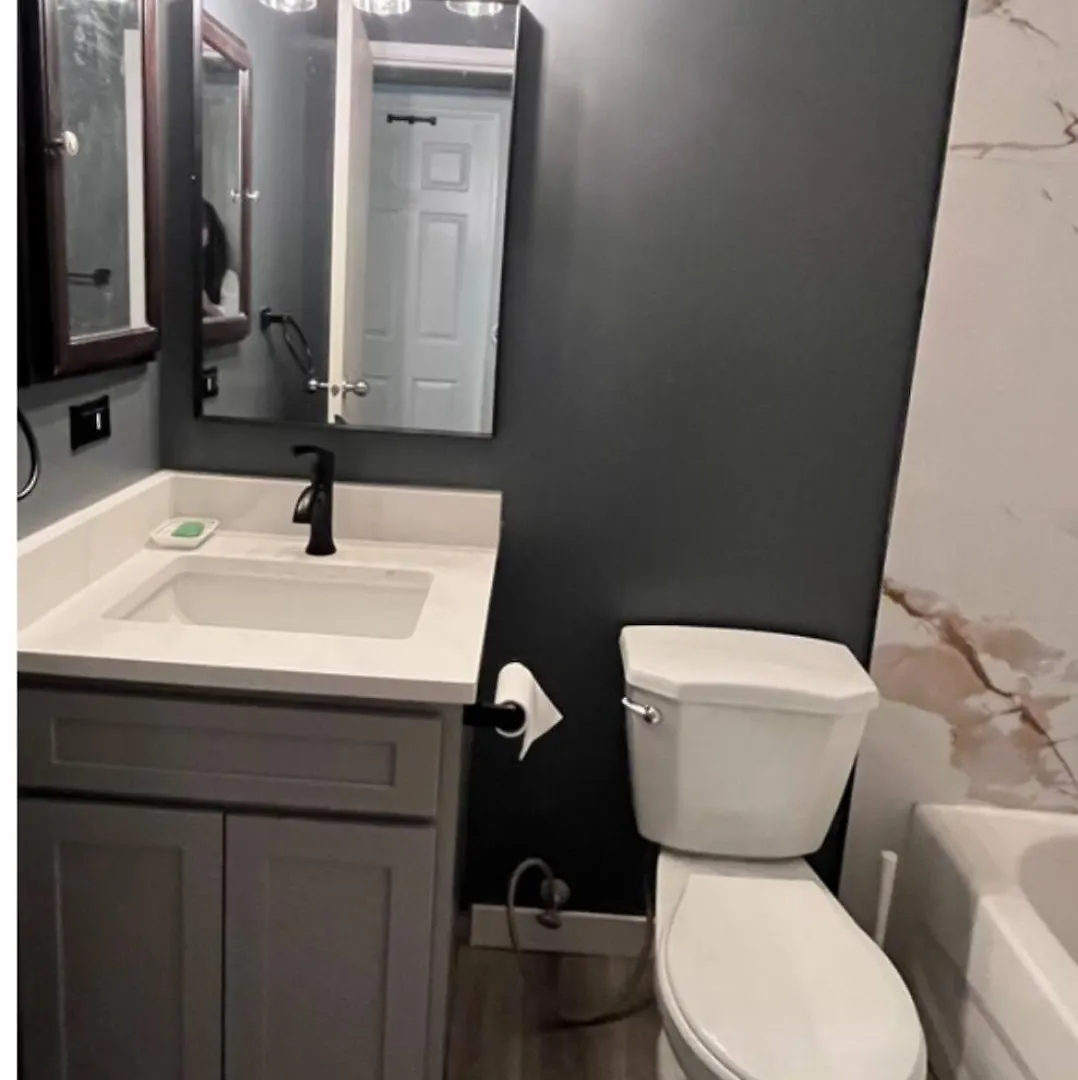 Gorgeous House&30 Second Bus Station Close C-Train& Free Parking Calgary Guest house