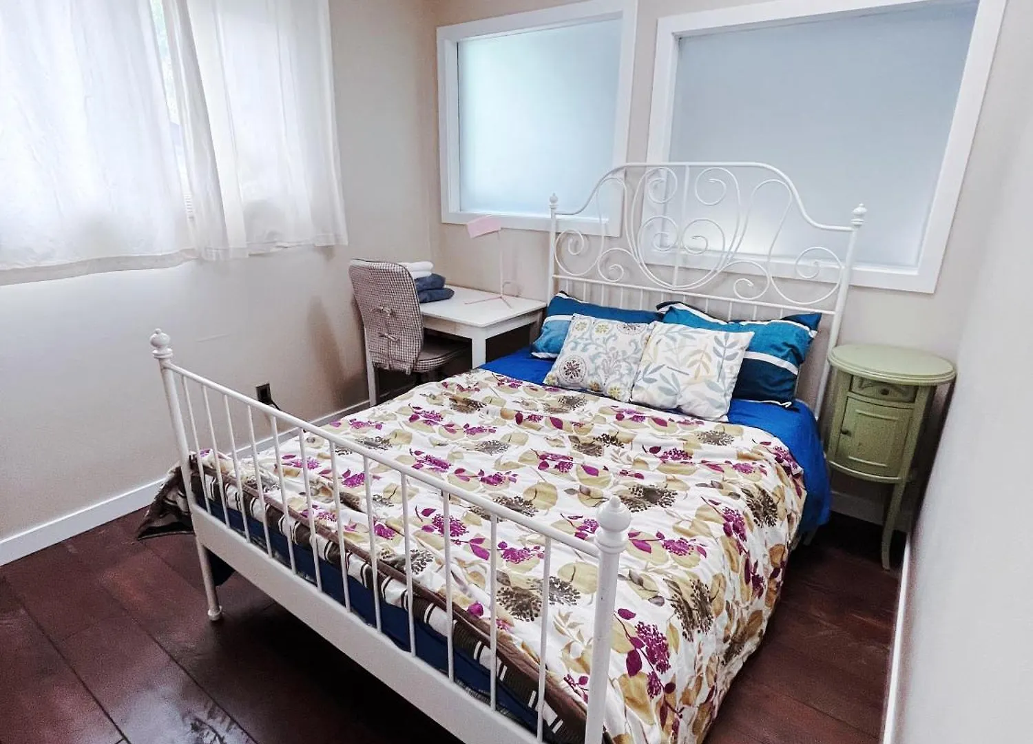 Gorgeous House&30 Second Bus Station Close C-Train& Free Parking Calgary Guest house