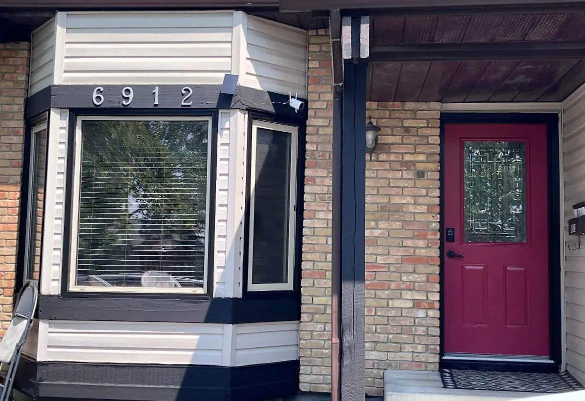 Gorgeous House&30 Second Bus Station Close C-Train& Free Parking Calgary 0*,  Canada