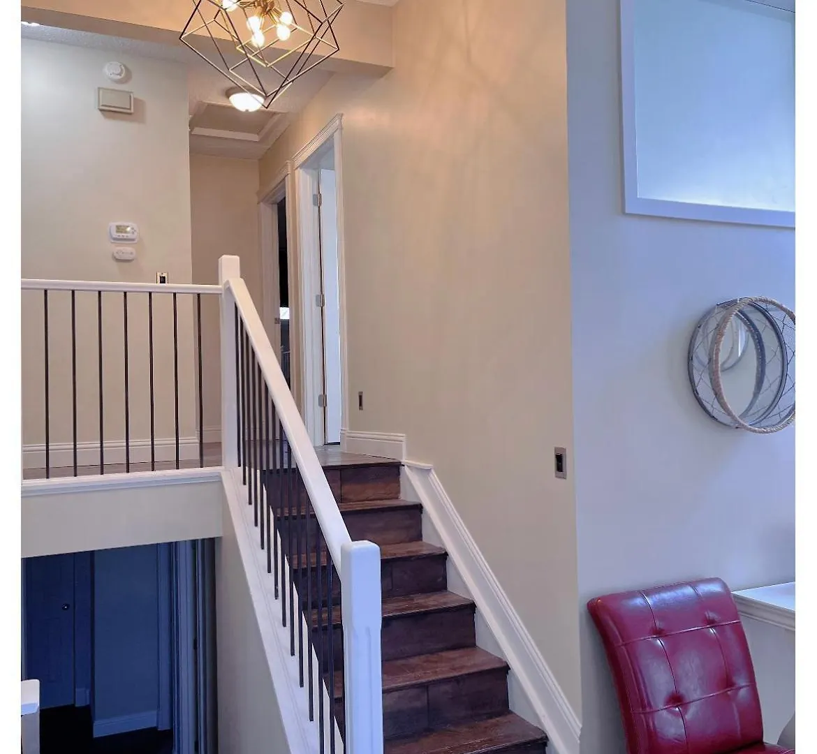 Guest house Gorgeous House&30 Second Bus Station Close C-Train& Free Parking Calgary