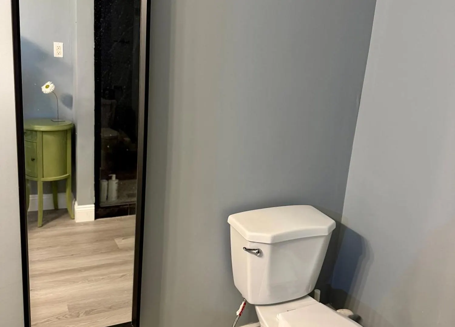 Gorgeous House&30 Second Bus Station Close C-Train& Free Parking Calgary 0*,