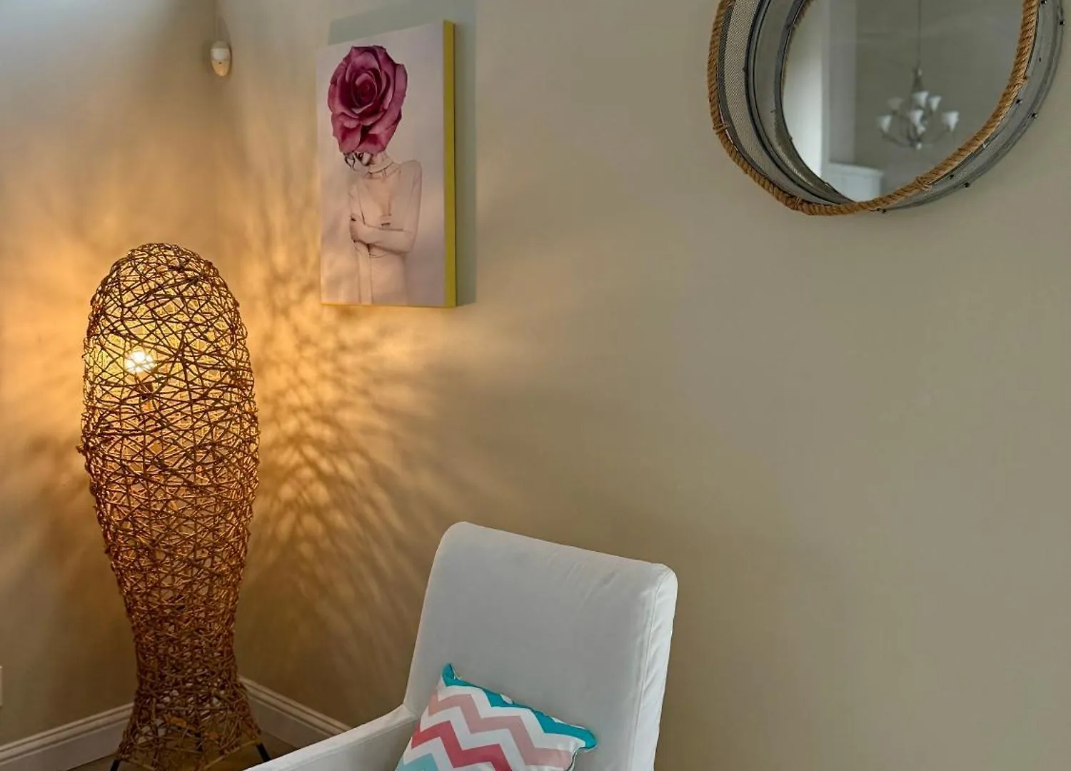 Gorgeous House&30 Second Bus Station Close C-Train& Free Parking Calgary Guest house