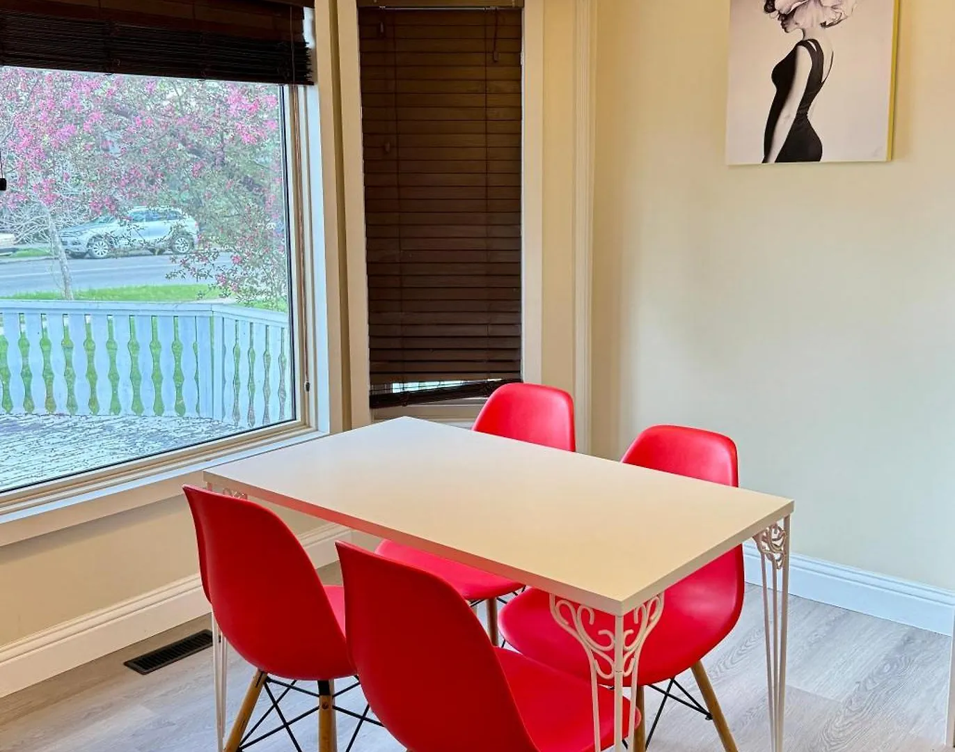 Gorgeous House&30 Second Bus Station Close C-Train& Free Parking Calgary