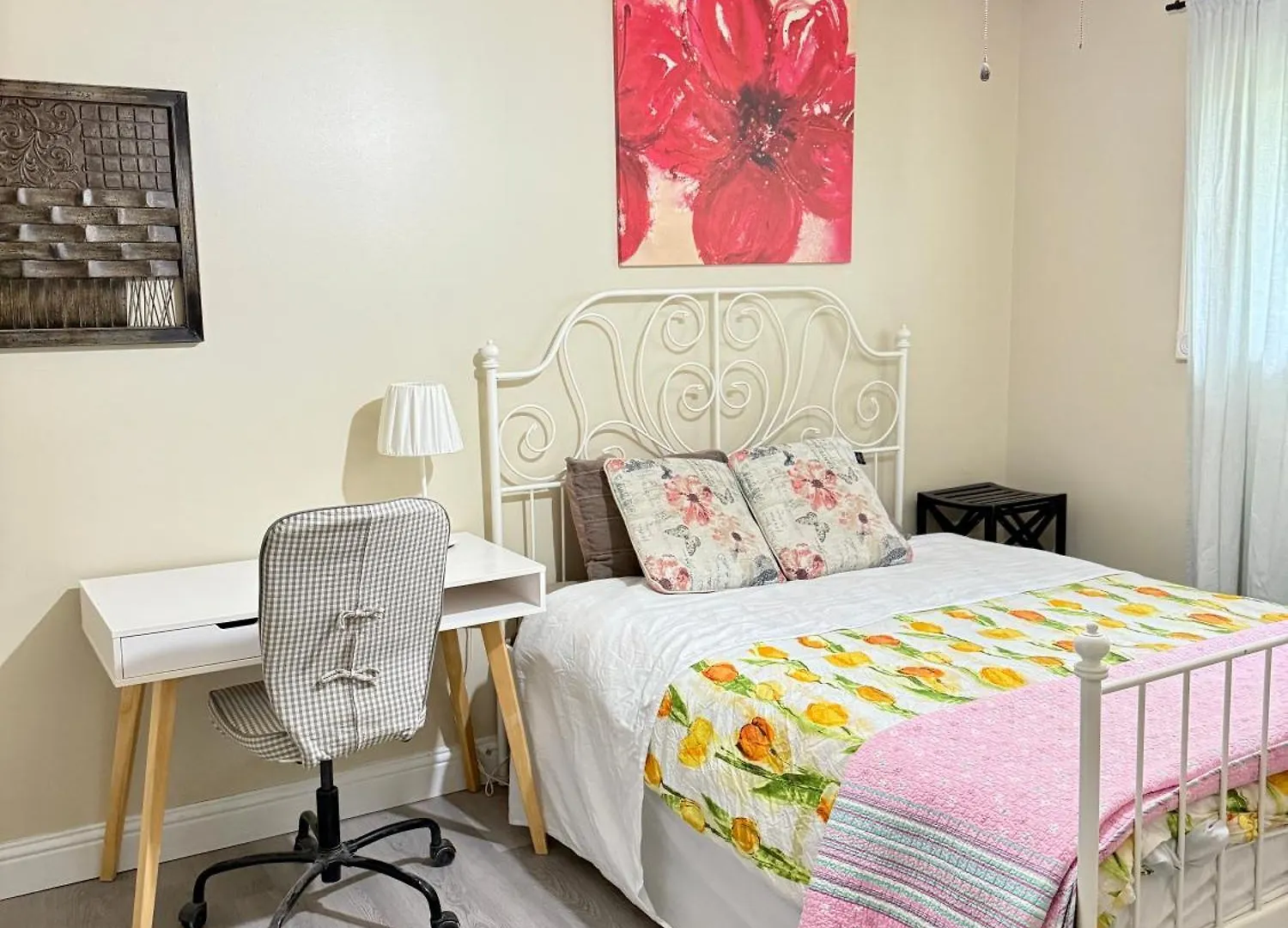 Guest house Gorgeous House&30 Second Bus Station Close C-Train& Free Parking Calgary Canada