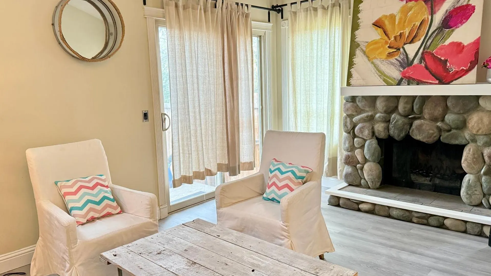 Guest house Gorgeous House&30 Second Bus Station Close C-Train& Free Parking Calgary
