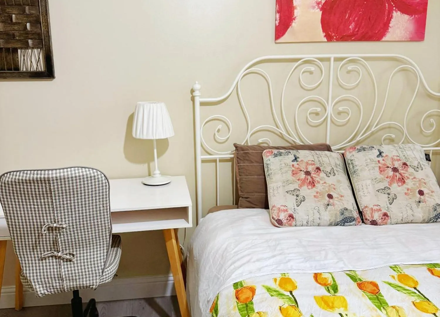 Gorgeous House&30 Second Bus Station Close C-Train& Free Parking Calgary