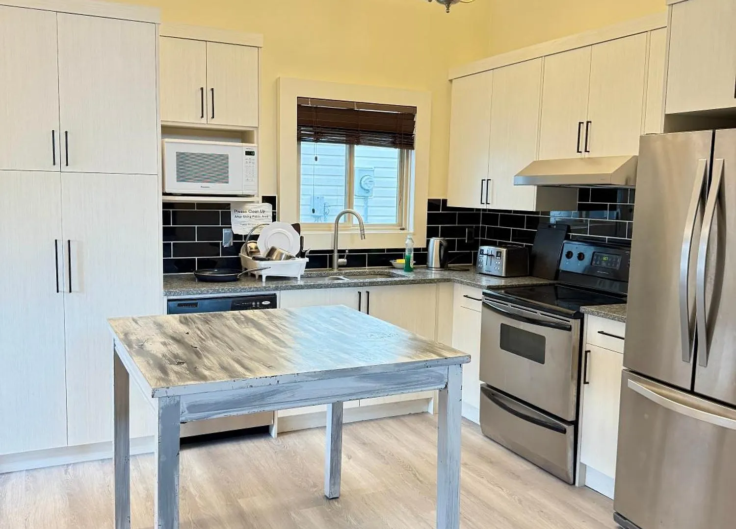 Guest house Gorgeous House&30 Second Bus Station Close C-Train& Free Parking Calgary
