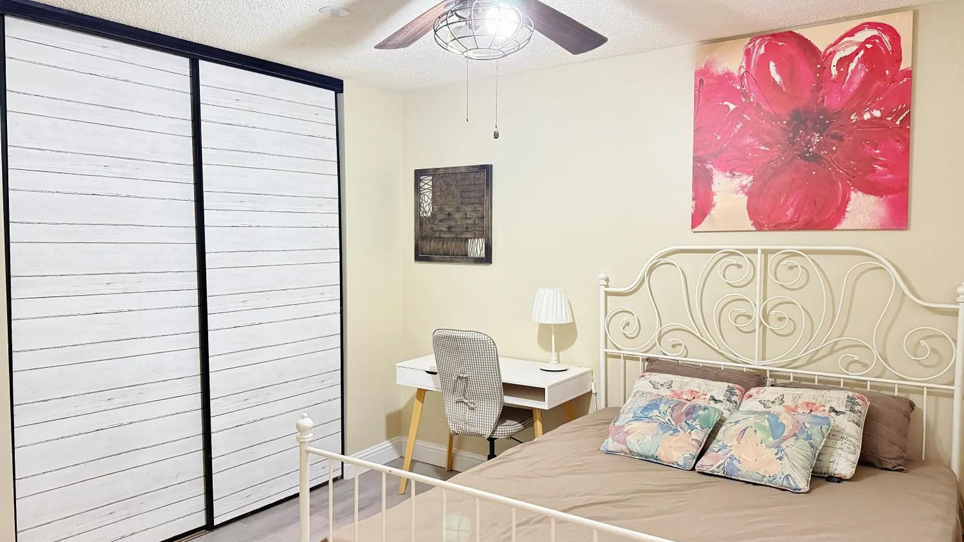Gorgeous House&30 Second Bus Station Close C-Train& Free Parking Calgary