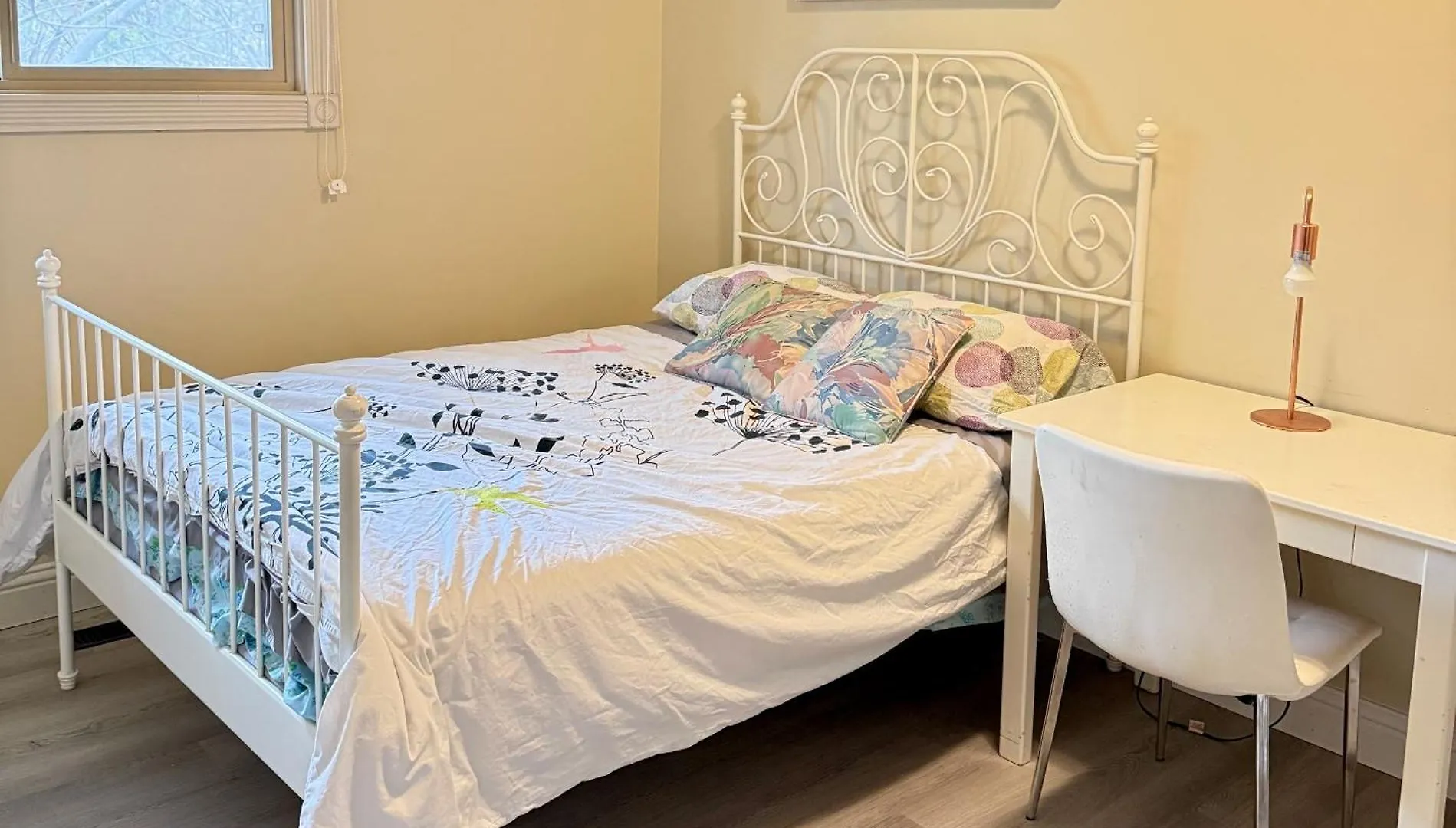 Gorgeous House&30 Second Bus Station Close C-Train& Free Parking Calgary Canada