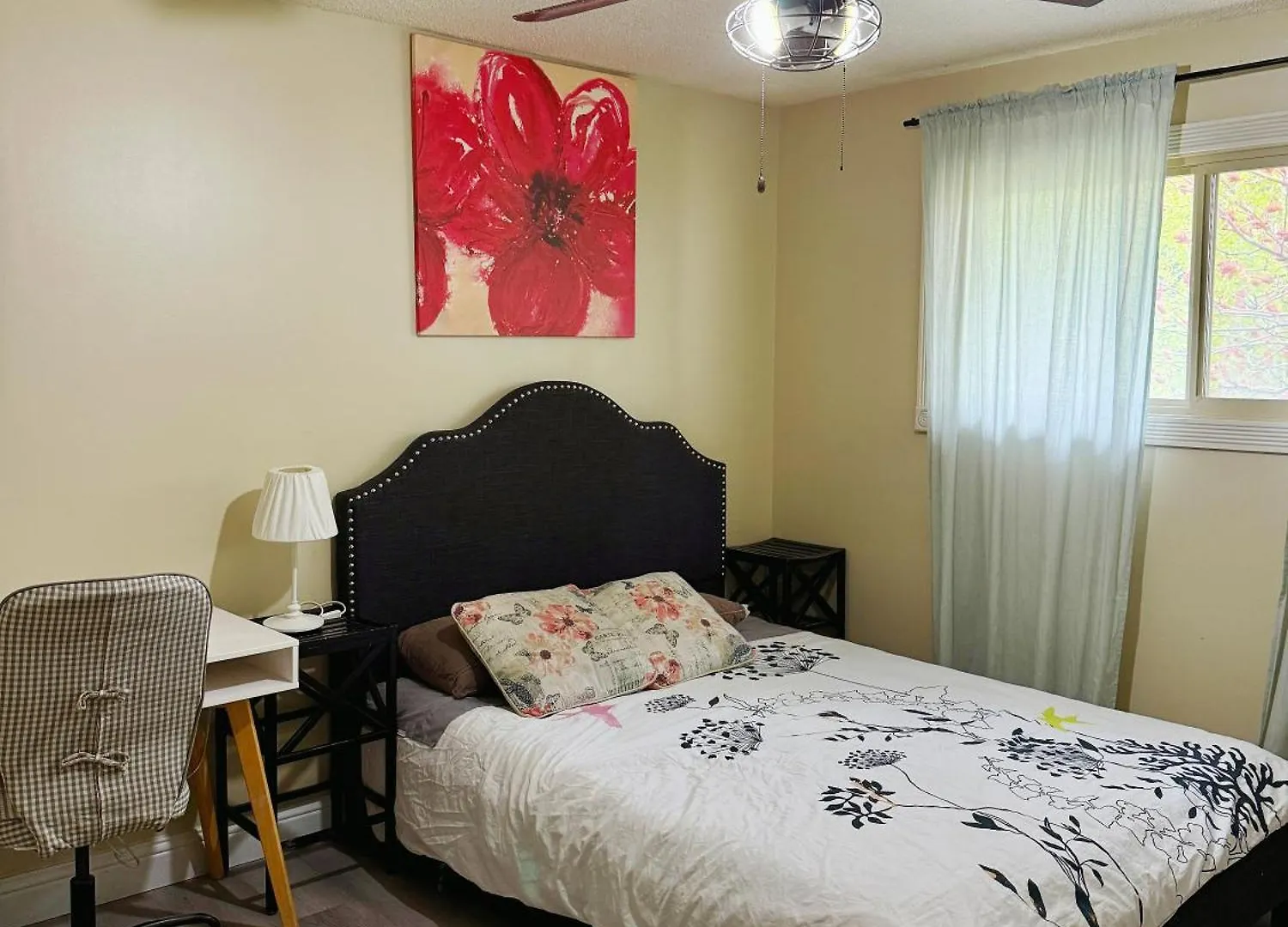 Gorgeous House&30 Second Bus Station Close C-Train& Free Parking Calgary 0*,