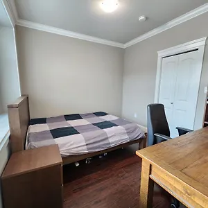  Guest house Rare Find Exquisitely New Quiet & Safe Skytrain Canada